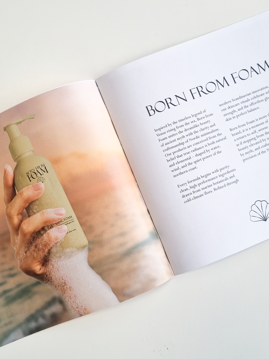 Opslået folder for brandet "Born From Foam".