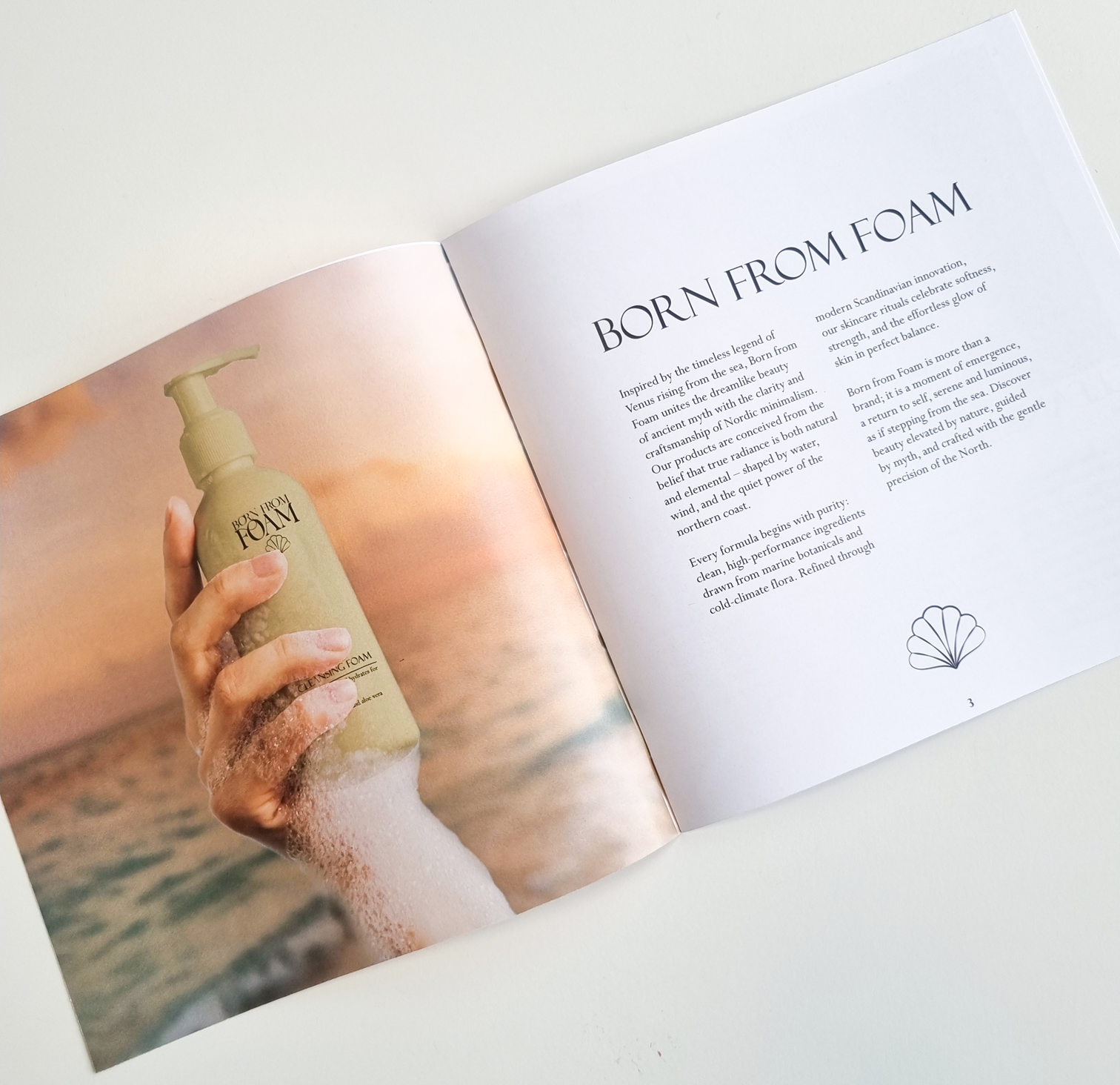 Opslået folder for brandet "Born From Foam".